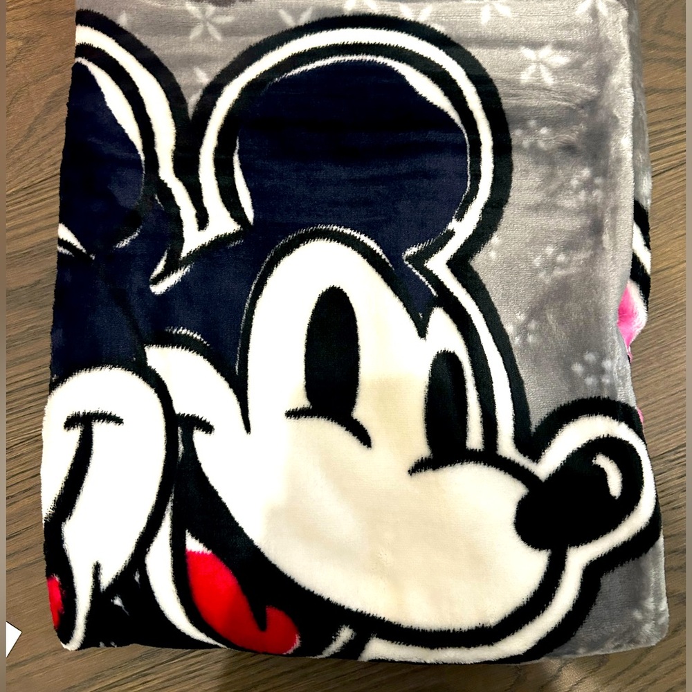 Disney Vera Bradley Plush Throw Blanket NWT
